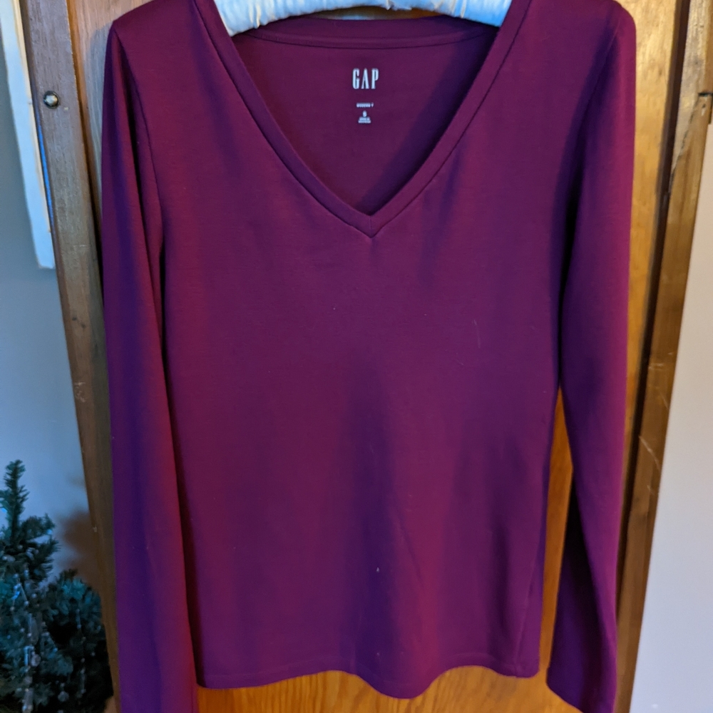 NWOT Gap Modern Tee. Size small.